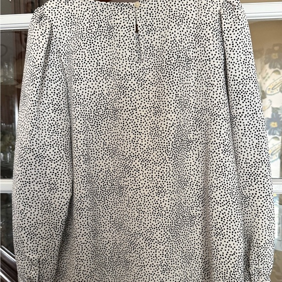 LOFT Black and White Dotted Shirt. Keyhole opening back, button cuff, side slit. - Picture 7 of 8